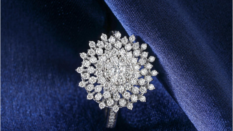 《2026 全球时尚趋势报告：施华洛世奇元素领衔的 3 大水晶设计风向》